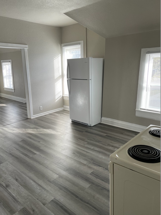 Building Photo - 829 W Franklin St