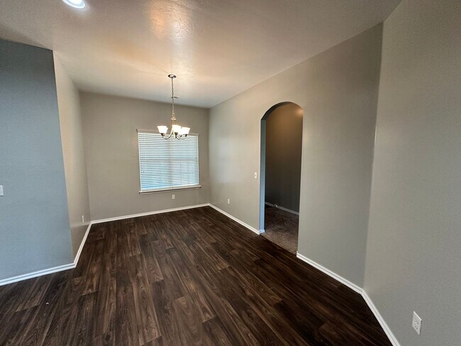 Building Photo - 3 bed 2 bath in Mustang- Move in Special!