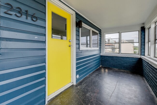 Building Photo - Available JUNE 2026 - 1 Bed w/ off street parking, beautiful view