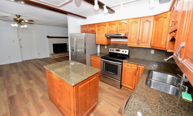 Building Photo - 6 Bedrooms-Little Neck Area