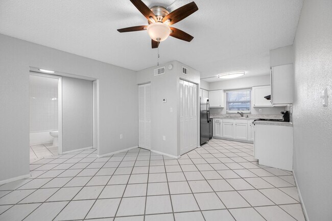 Building Photo - Spacious 2 Bed-1Bath apartment with Pool!