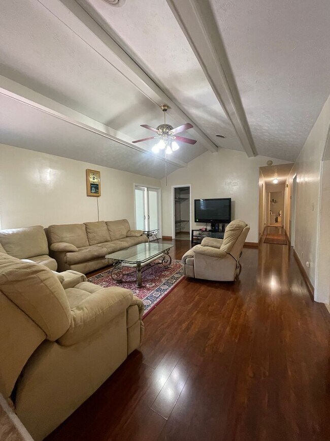 Building Photo - Walking Distance to the Parkway!