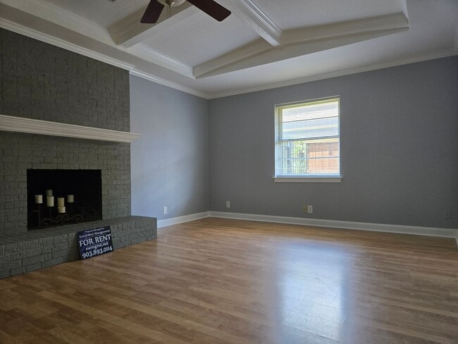 Building Photo - 3/2/2 in Quiet Sherman Neighborhood Near F...