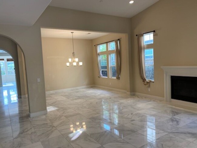 Building Photo - Beautiful 5 Bedroom Home for rent in Lopel...