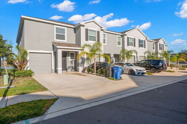 Building Photo - "Spacious 3-Bedroom Townhouse Oasis with 2.5 Baths in Serene Apollo Beach!"