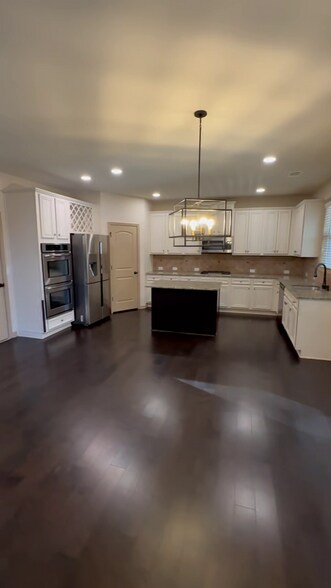 Building Photo - 4950 Belcrest Way