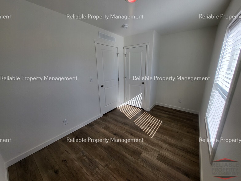 Building Photo - 850 Eden Dr