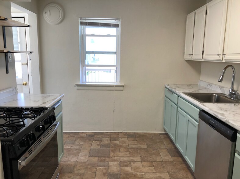 Building Photo - 7558 Woodland Ave Unit B