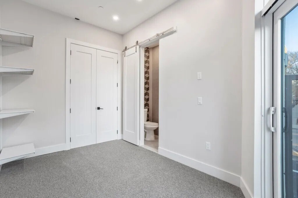 Building Photo - Furnished room/NOT APARTMENT