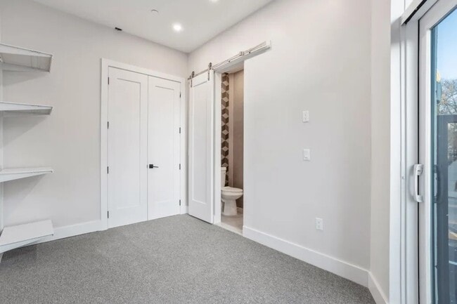 Building Photo - Furnished room/NOT APARTMENT