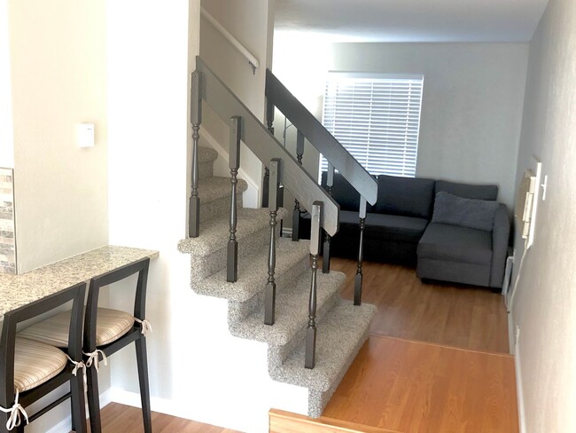 Building Photo - Newly Renovated 2-Bedroom, 1-Bathroom Unit!