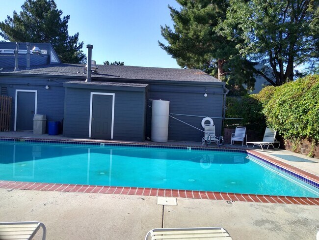 Building Photo - Mountain View 2 Bed 2 Bath 2 Balconies Top Floor Condo-Tons of Amenities