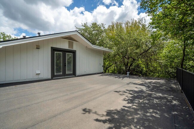 Building Photo - Tarrytown STUNNER!!!