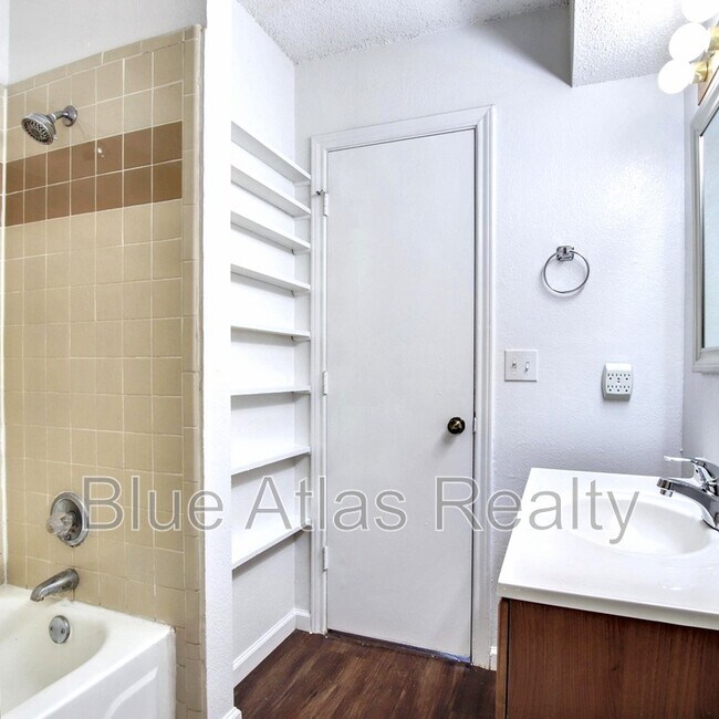 Building Photo - 916 Hilltop Dr