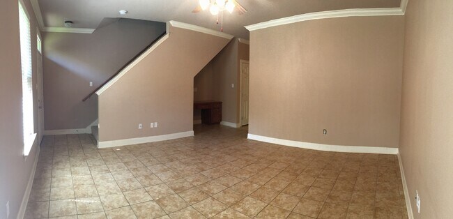 Building Photo - Gated Townhome Close to LSU, LSU bus route...
