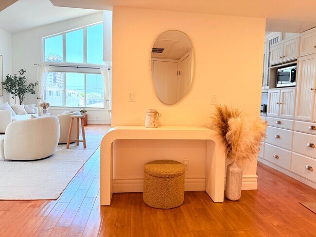 Building Photo - Sophisticated Bright & Spacious Furnished ...