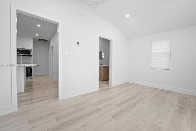 Building Photo - 129 SW 9th Ave