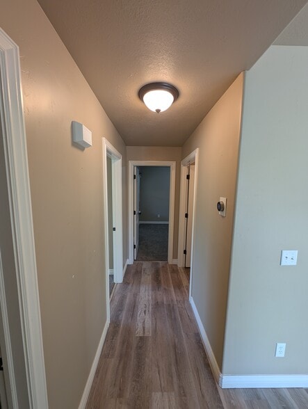 Hallway - Lt Bdrm 2, Master, Rt laundry - 909 S Main St