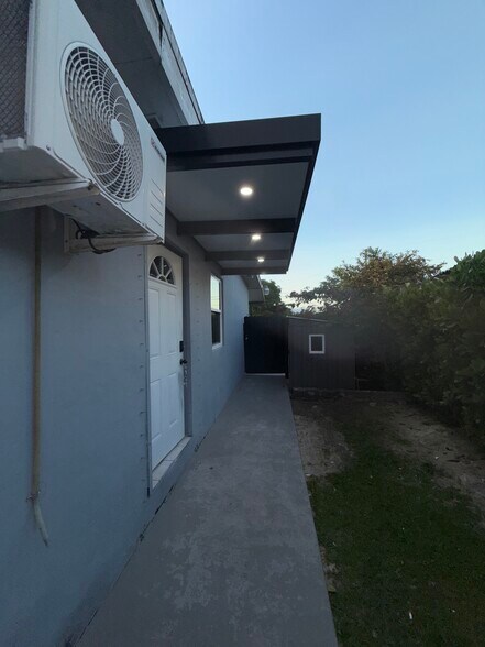 Building Photo - 7615 SW 18th St