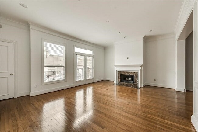 Building Photo - 2885 Woodside St