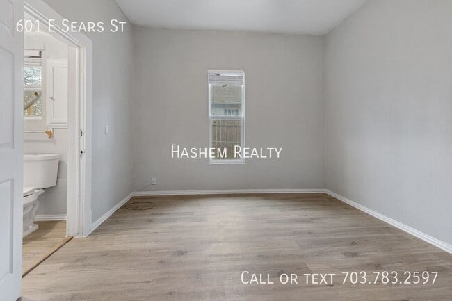 Building Photo - 601 E Sears St