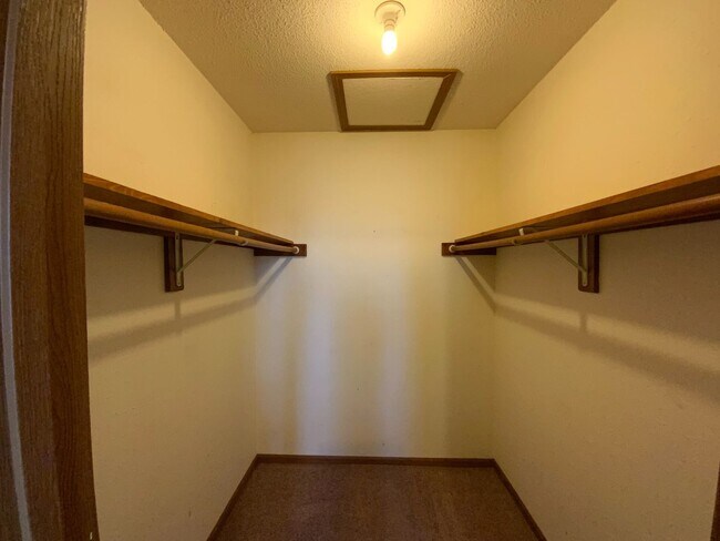 Building Photo - 4 Bedroom 3 Bath Condo