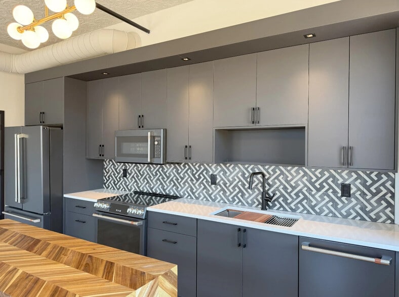 Primary Photo - 799 Main St