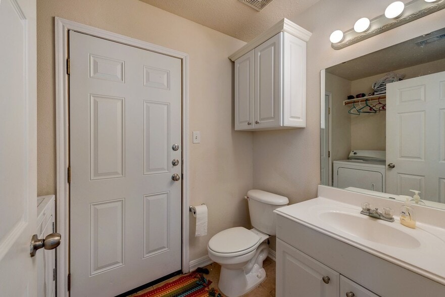 Building Photo - AUGUST PRE-LEASE Beautiful 3 Bed, 3.5 Bath Minutes from Campus!