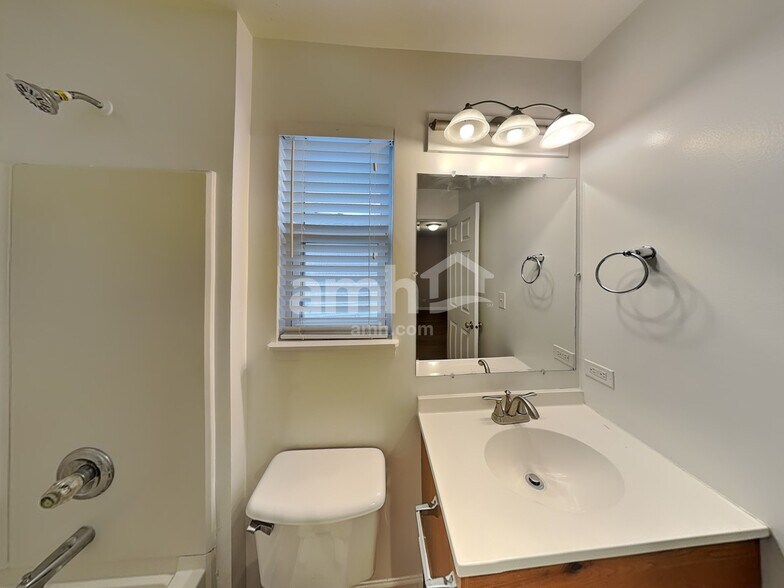 Building Photo - 2202 Henning Pl