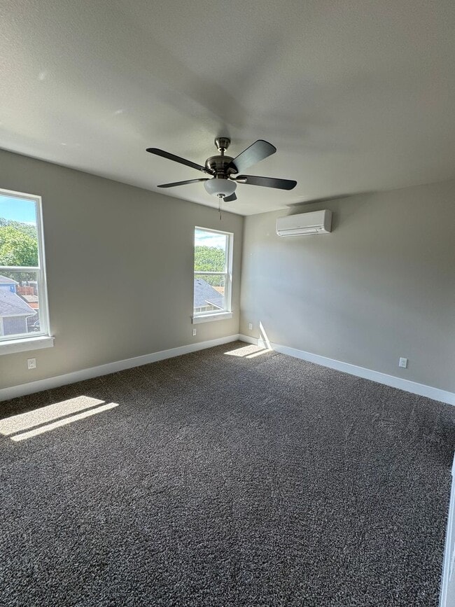 Building Photo - Newer West Roseburg 3-Bedroom, 2.5-Bath Townhouse