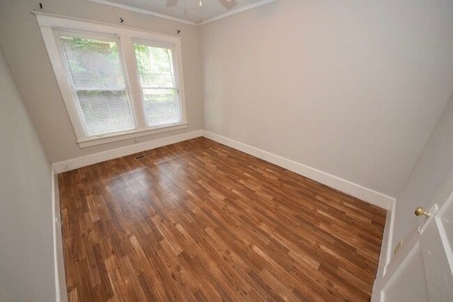 Building Photo - 4 Bed, 2 Bath Near UOM