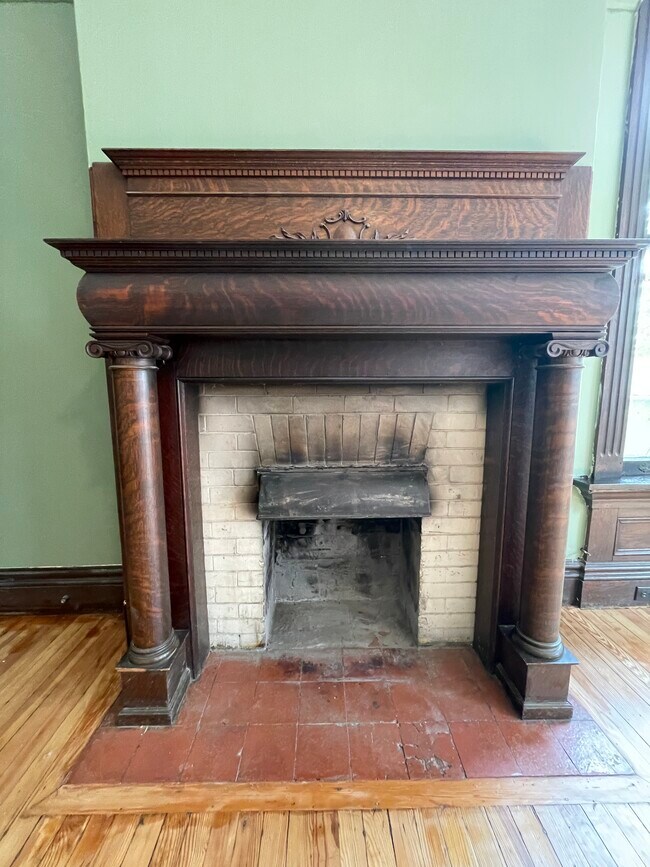 Pretty fireplace - 127 Valentine Ln