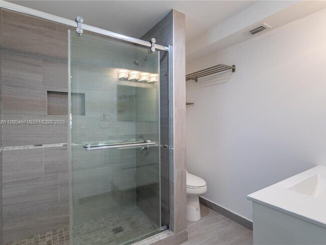 Building Photo - 2520 SW 22nd Terrace