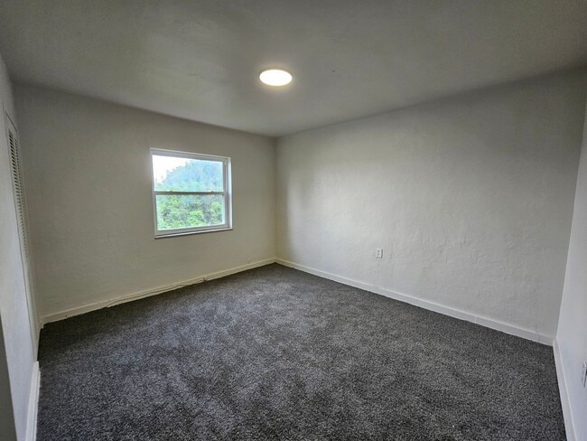 Building Photo - Newly updated 3 bedroom 2 bathroom home in...