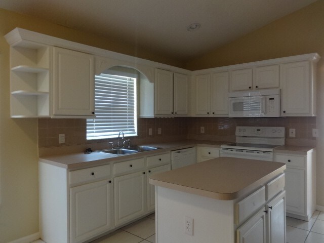 Building Photo - 1040 Pineview Ct