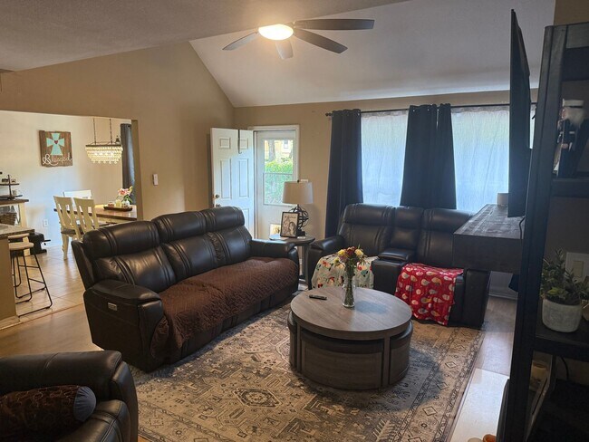 Building Photo - 4 Bedroom in Bluewater Bay (Professional Pictures Coming Soon!)