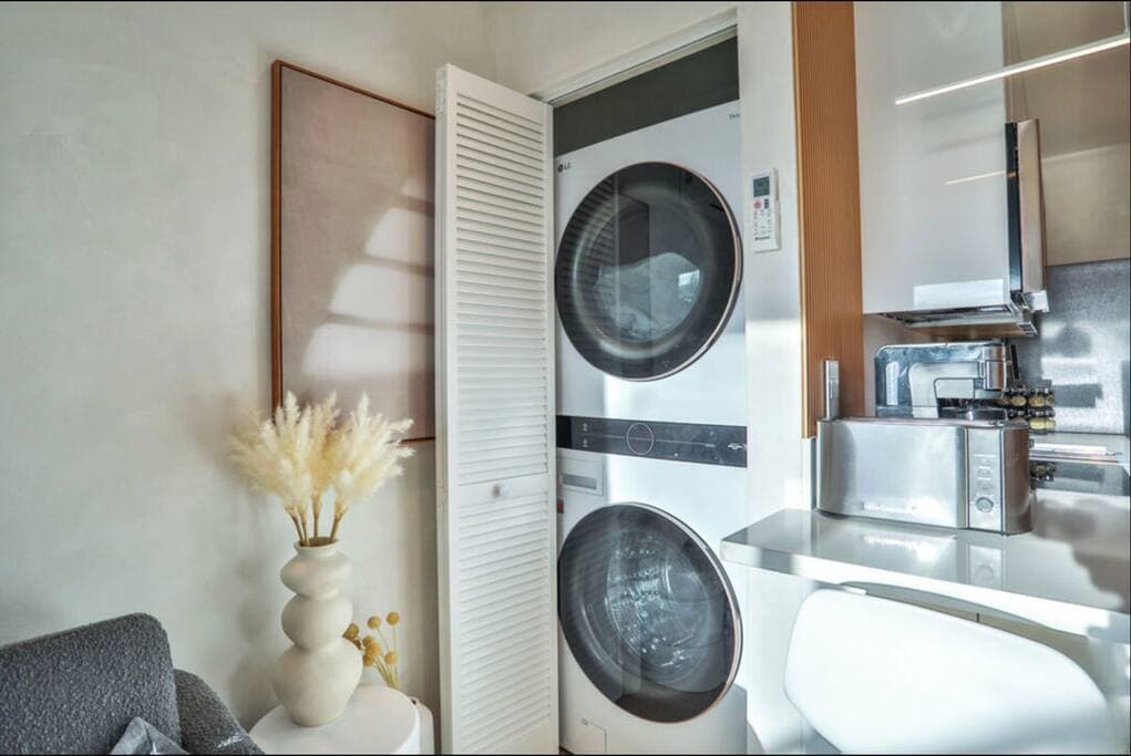 Building Photo - 2207 Ocean Front Walk