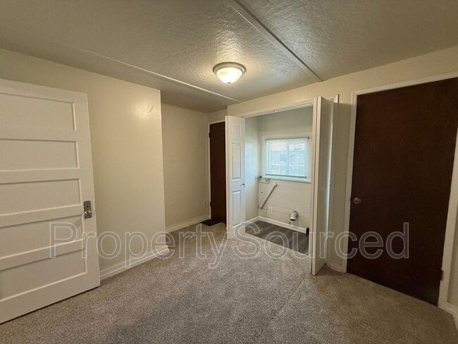 Building Photo - 208 N Acacia Ave