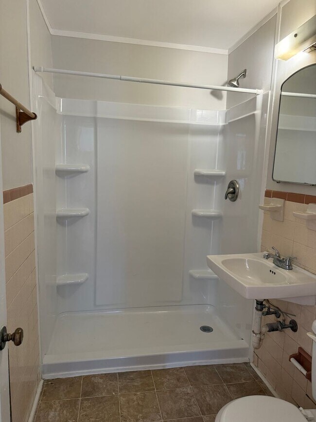 Building Photo - Charming 2 Bedroom Rental with Fresh Updates