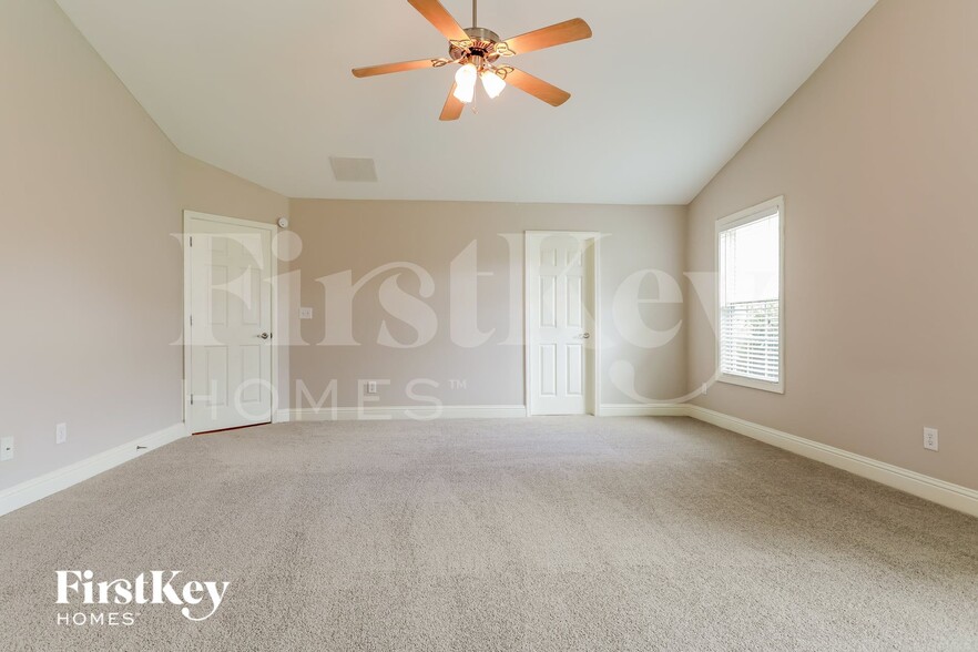 Building Photo - 1306 Golden Way