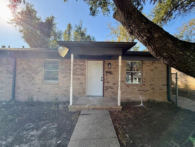 Primary Photo - Newly Renovated Duplex for Rent!