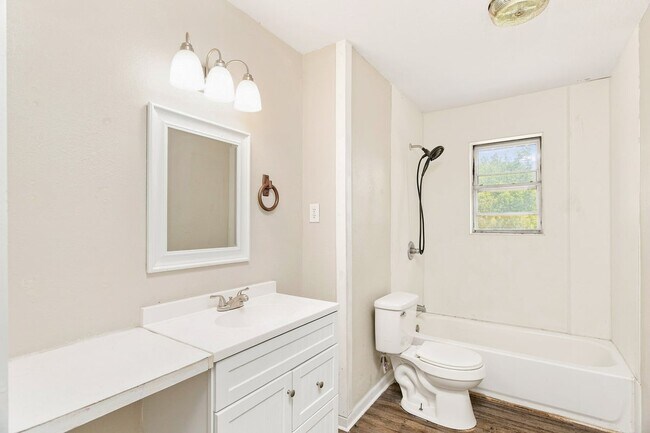 Building Photo - 2312 Hunt Dr