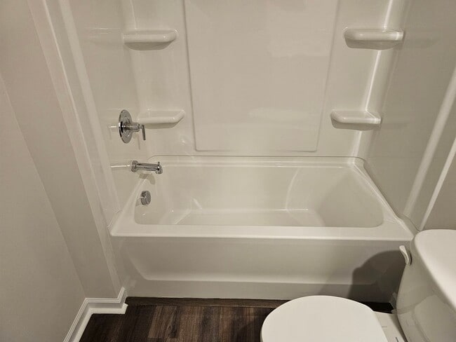 Building Photo - Like-New townhome in Concord