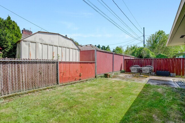 Building Photo - Charming 3 bed, 1.5 bath rental home in Milwaukie!