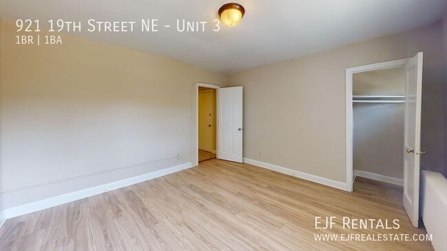 Building Photo - 921 19th St NE
