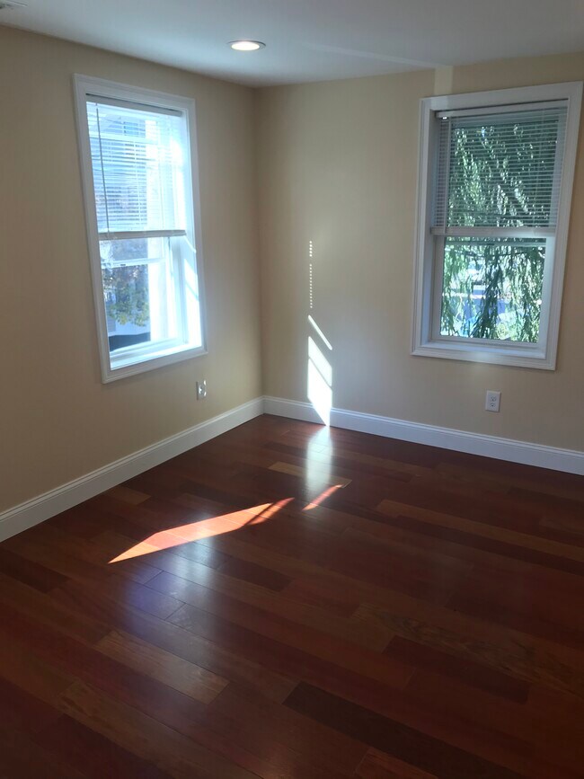 Building Photo - 35 Governor St