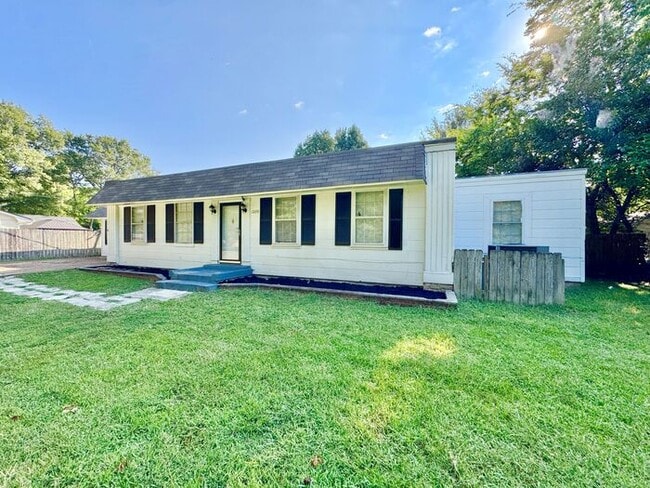 Building Photo - 1230 Garden Rd