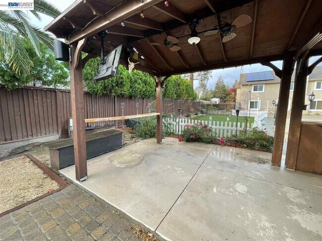 Building Photo - 1393 Arrowhead Ave