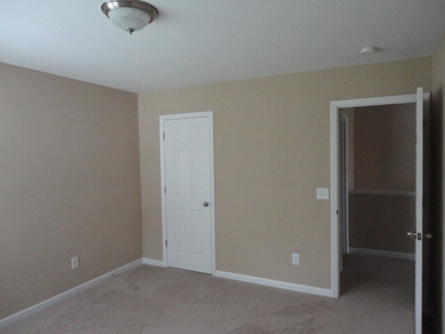 Building Photo - 210 Goldfinch Ct