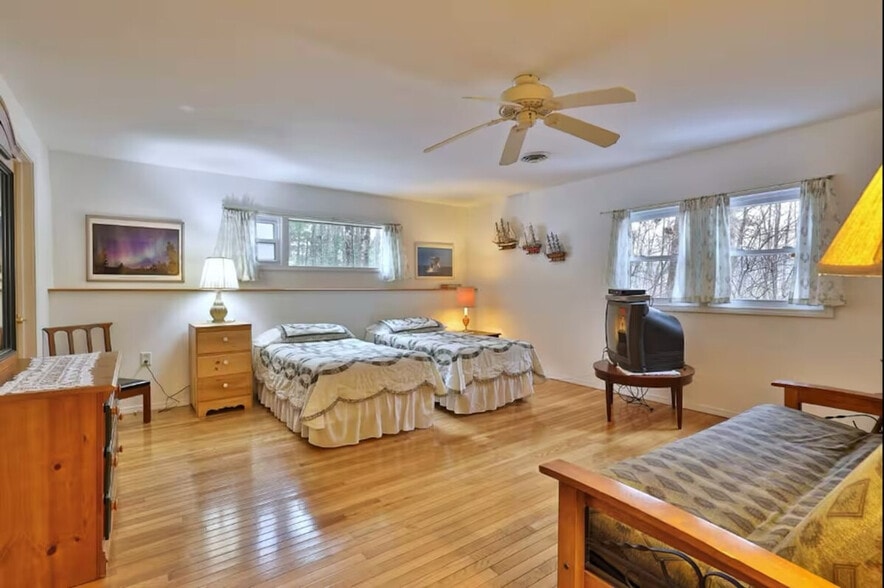 Building Photo - 4155 Lake Shore Dr